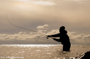 Angler holt zum Wurf aus, Foto: Philipp Freudenberg